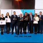 Foto de familia del presidente de la Junta con todos los galardonados en la XXXII edición de los Premios Francisco de Cossío