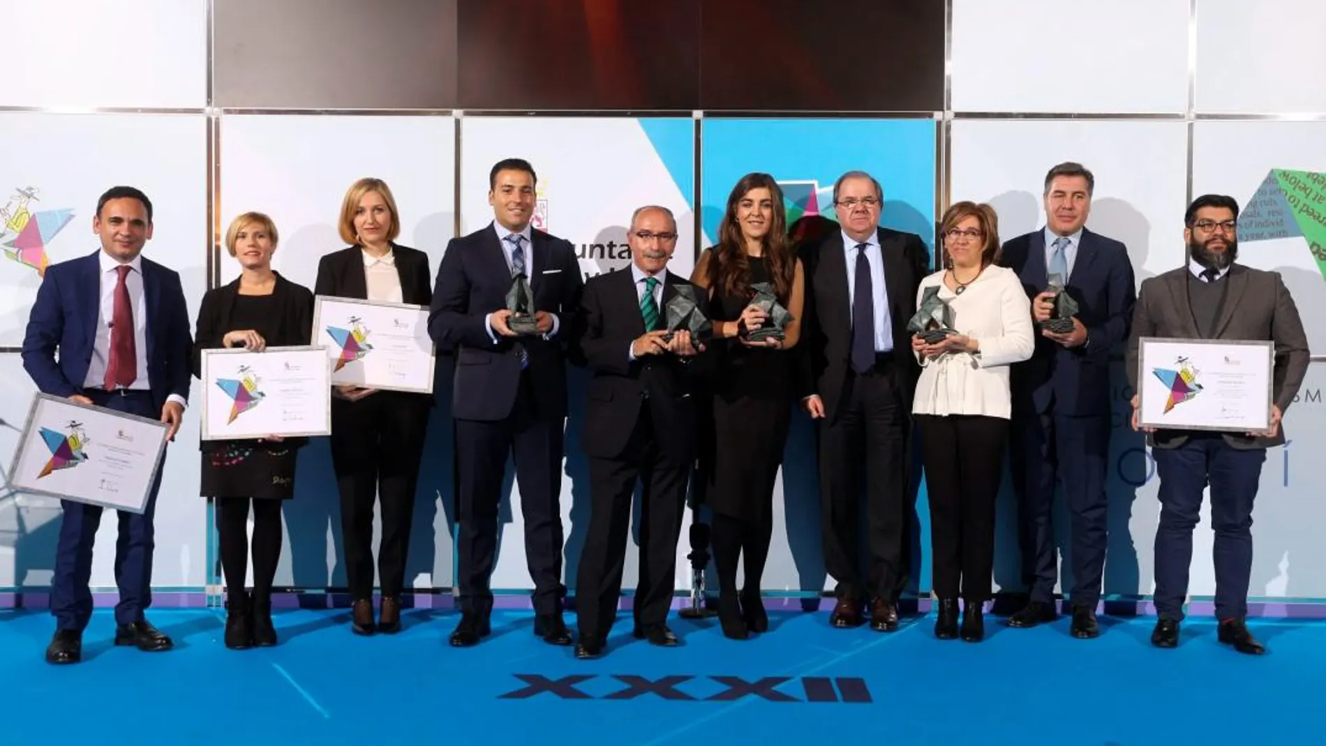 Foto de familia del presidente de la Junta con todos los galardonados en la XXXII edición de los Premios Francisco de Cossío