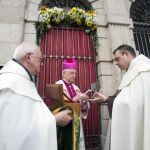 El obispo de Ávila, Jesús García Burillo, durante la apertura de la Puerta Santa del Año Jubilar Teresiano