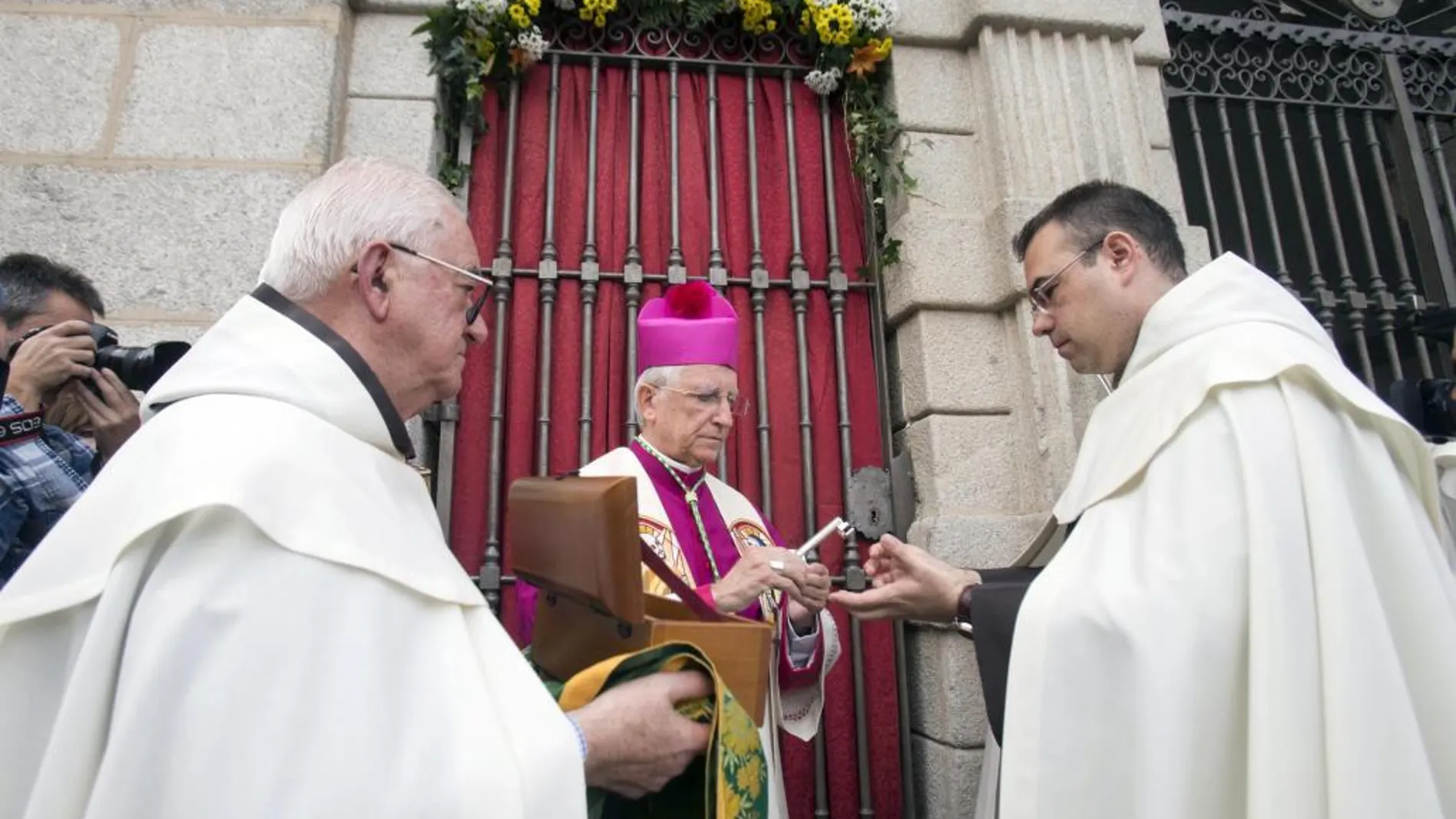 El obispo de Ávila, Jesús García Burillo, durante la apertura de la Puerta Santa del Año Jubilar Teresiano