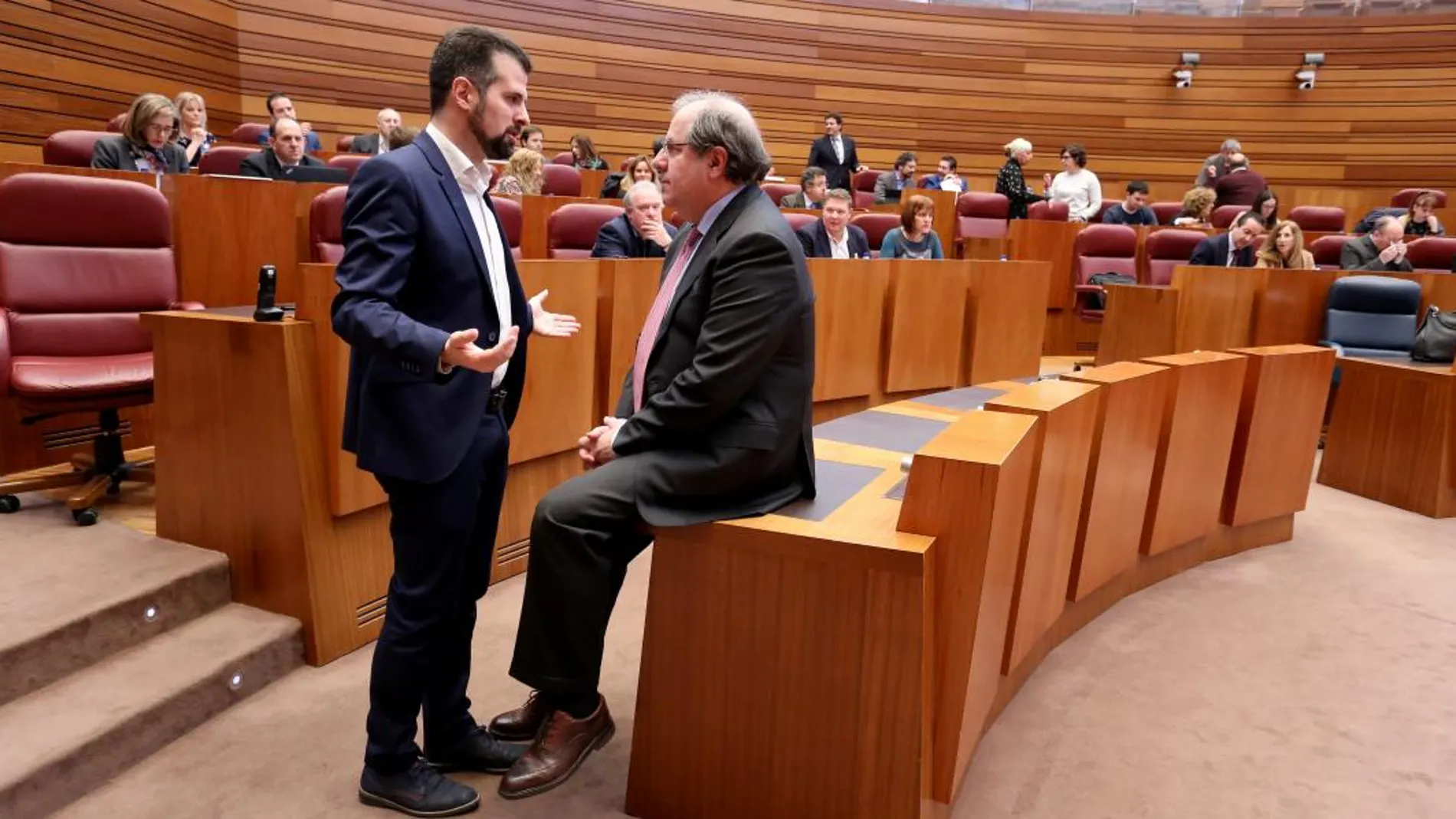 El presidente Herrera, y el líder del PSOE, Luis Tudanca, conversan animadamente momentos antes del pleno