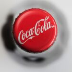 Logotipo de Coca-Cola en la chapa de una botella de esta popular bebida.