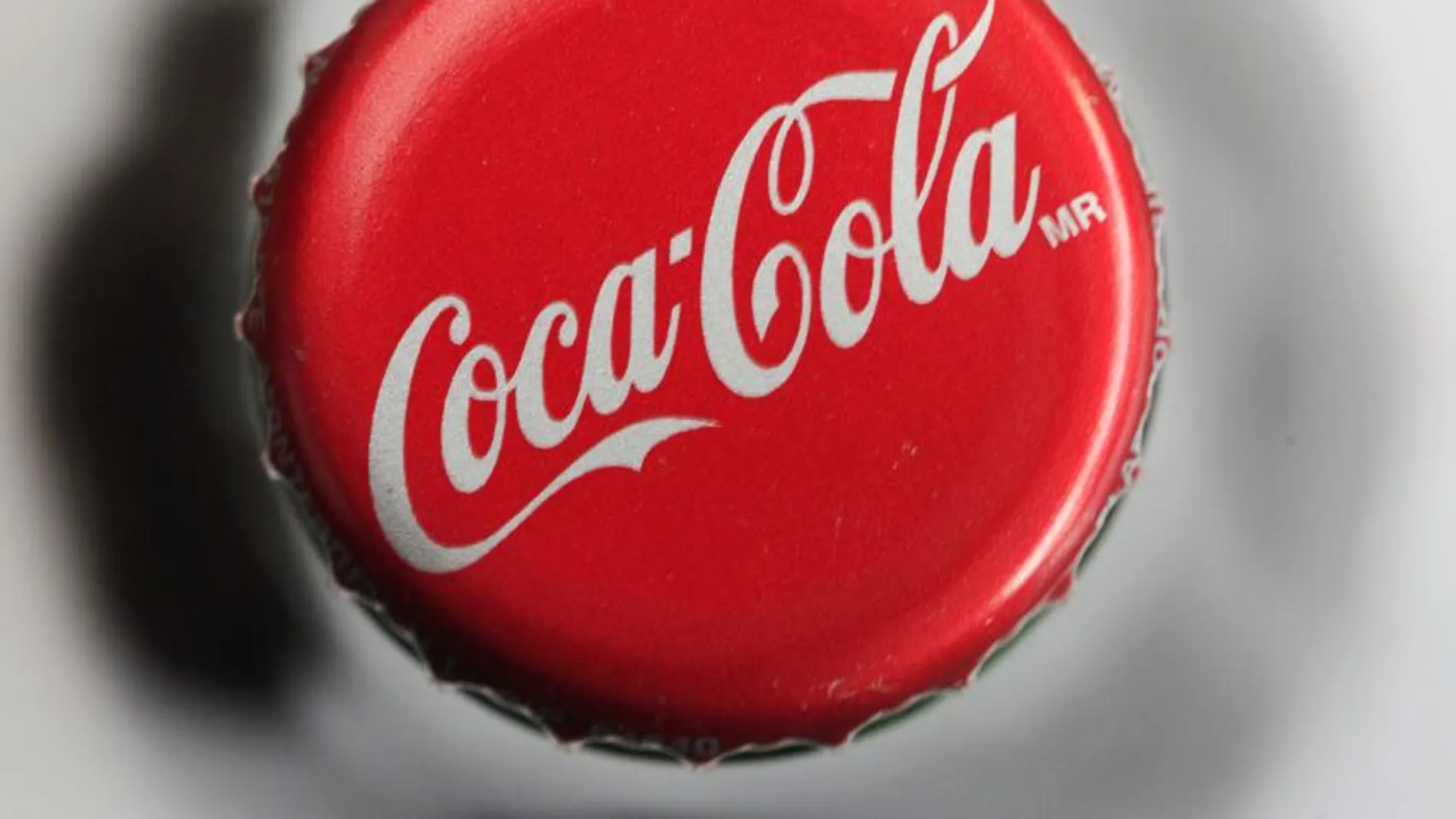 Logotipo de Coca-Cola en la chapa de una botella de esta popular bebida.