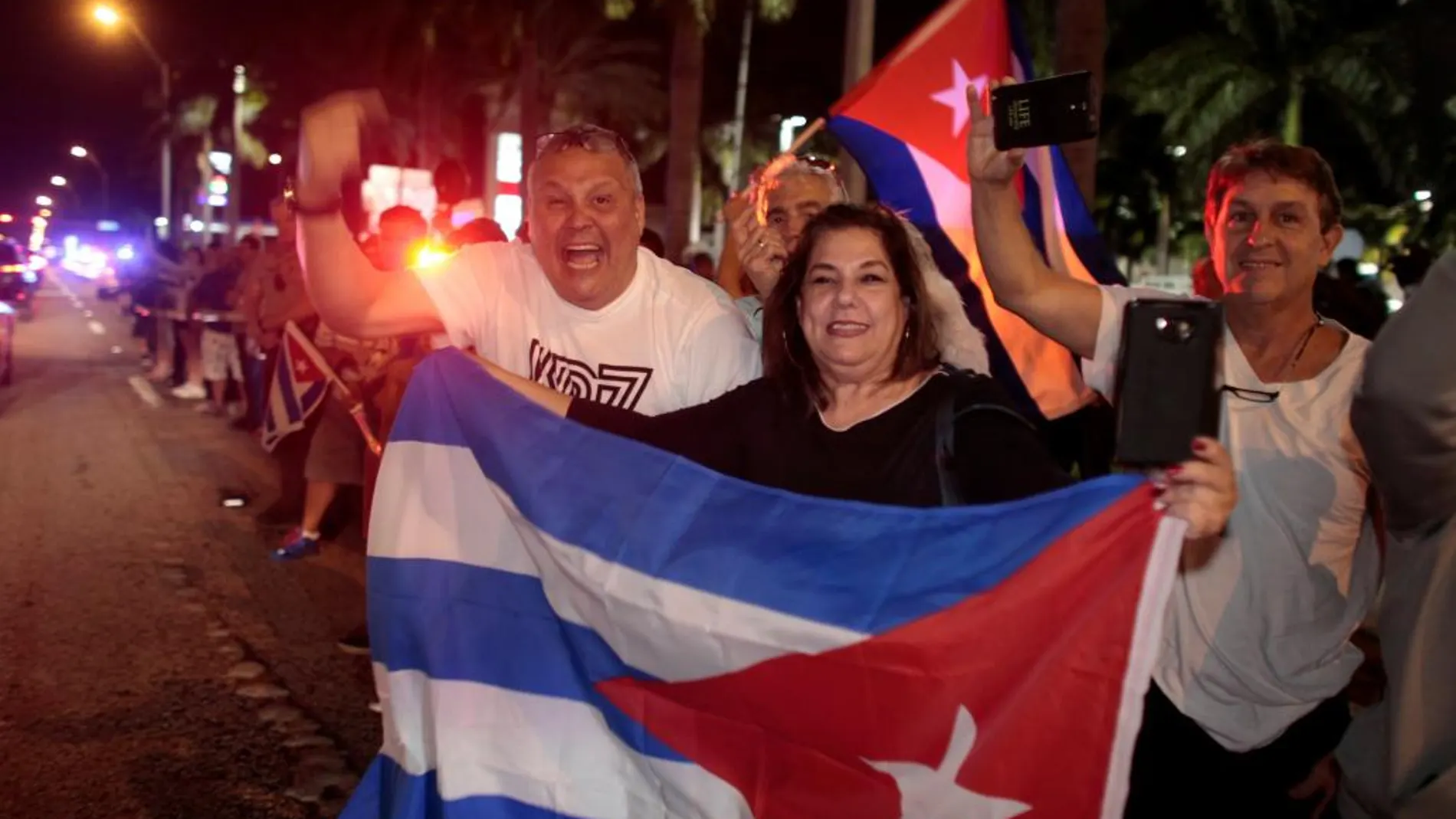 Decenas de personas celebran la muerte de Fidel Castro en las calles de Miami