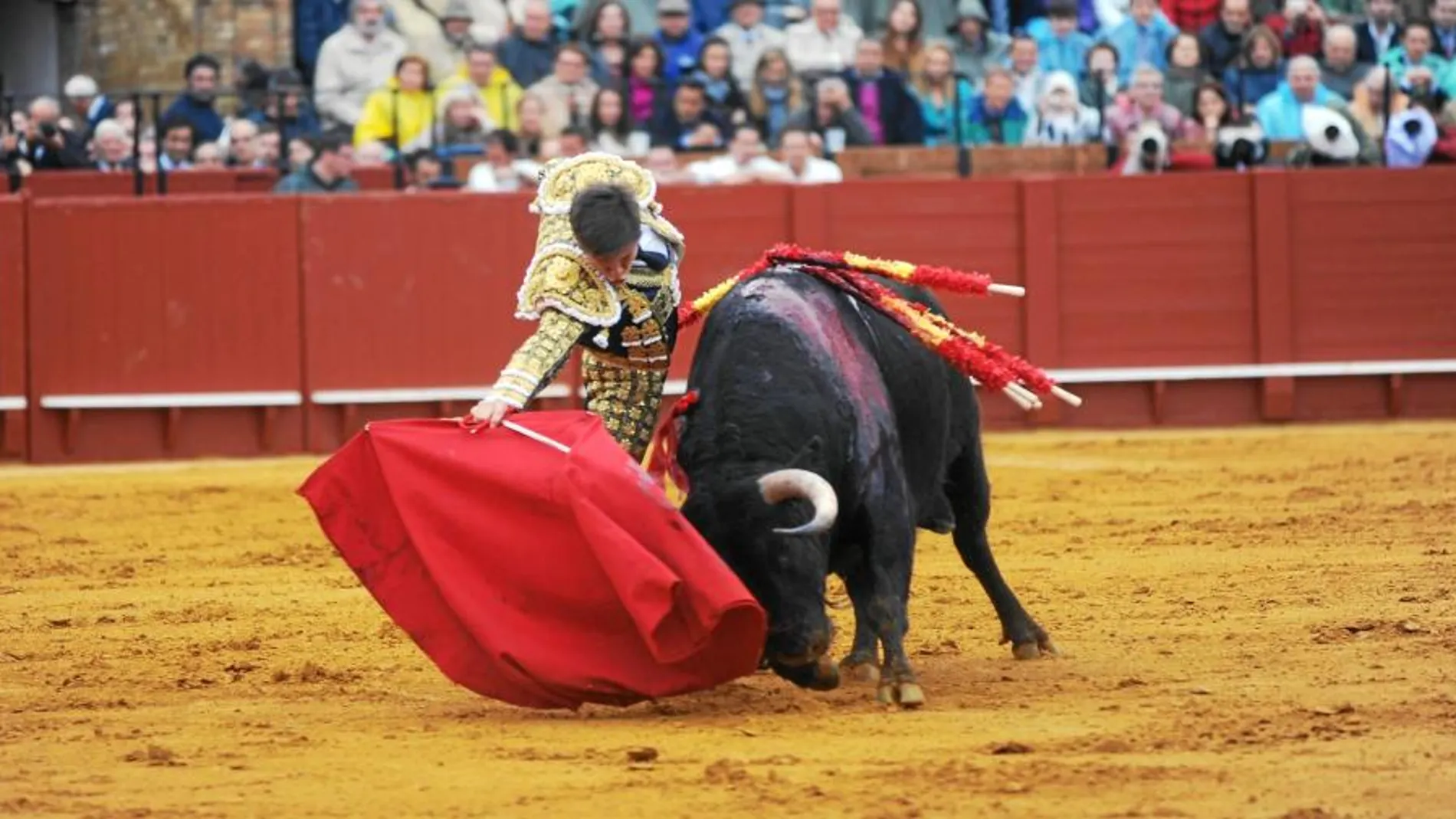 «El Juli», toreando con la diestra a uno de sus toros