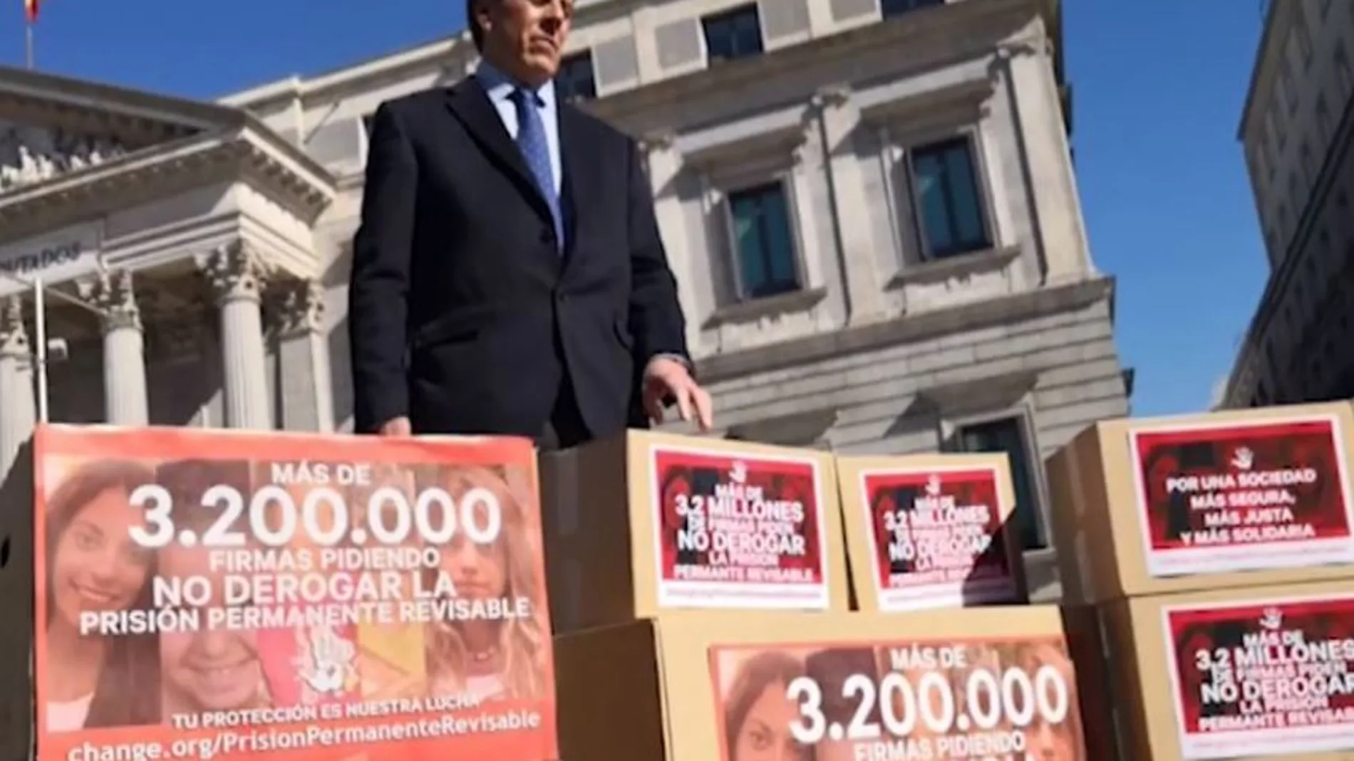 Juan Carlos Quer posa con las 3,2 millones de firmas presentadas en el congreso