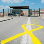 Los accesos a la cárcel a la que serán trasladados los presos del «procés» lucían ayer lazos amarillos a modo de bienvenida / Efe