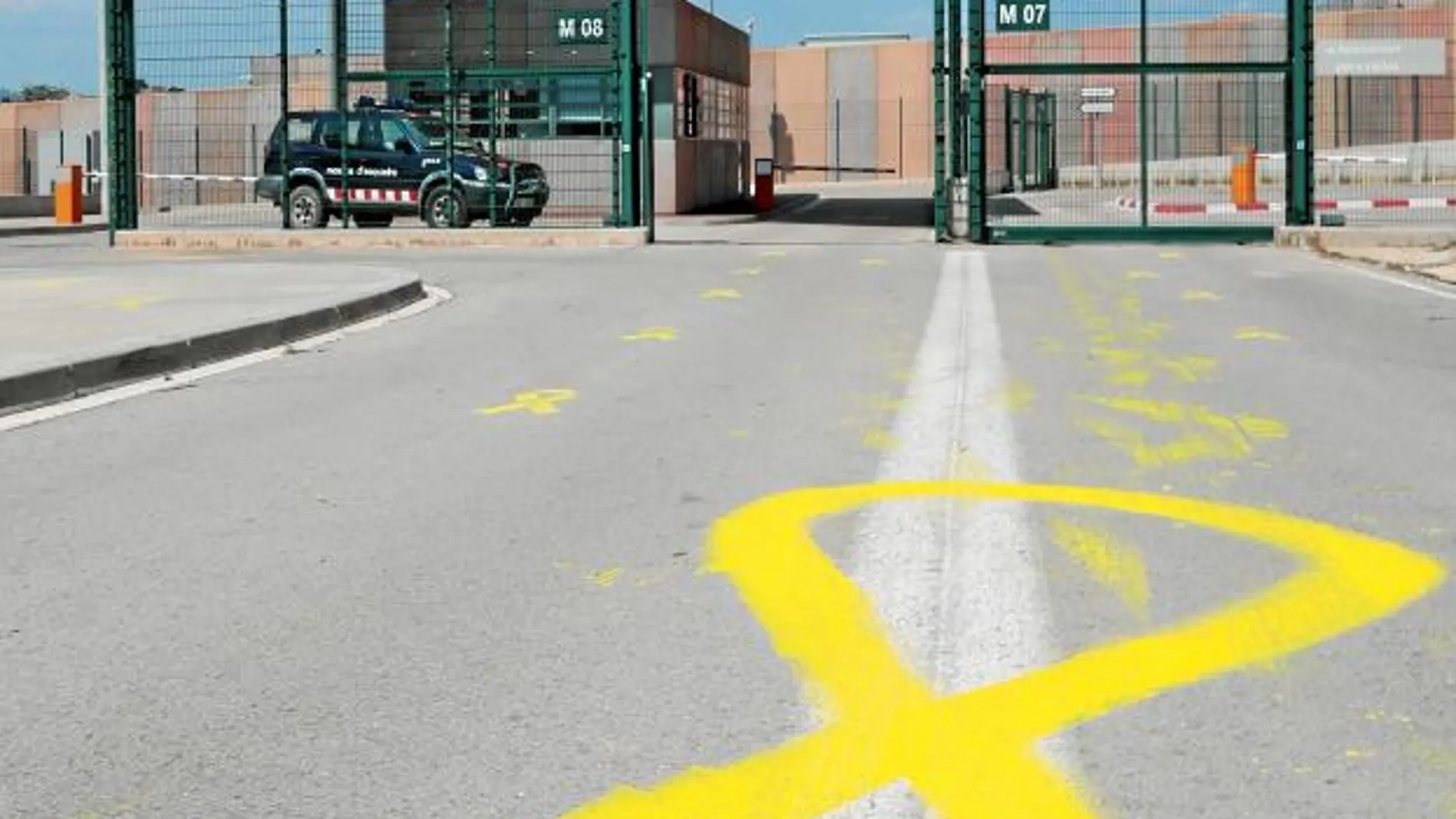 Los accesos a la cárcel a la que serán trasladados los presos del «procés» lucían ayer lazos amarillos a modo de bienvenida / Efe