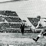 Imagen de la final entre Uruguay y Argentina. En el centro, en segundo plano y con traje, está el árbitro