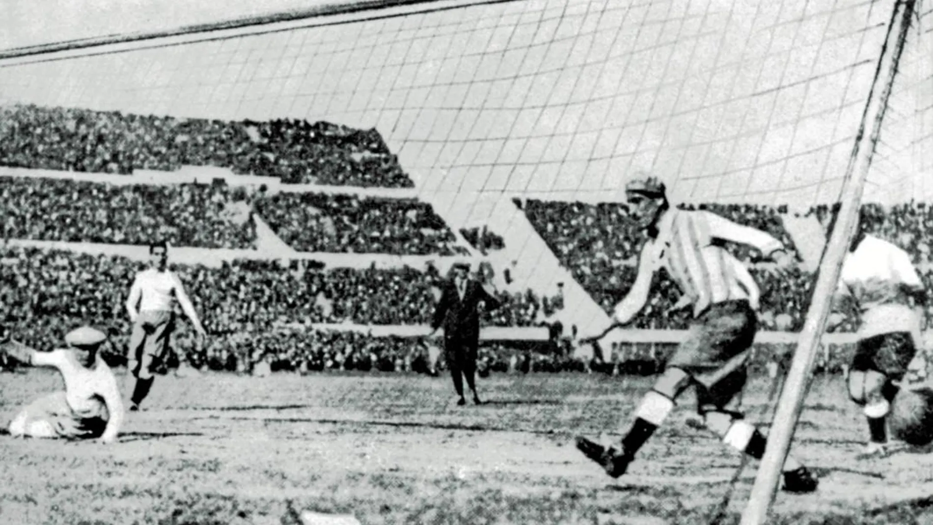 Imagen de la final entre Uruguay y Argentina. En el centro, en segundo plano y con traje, está el árbitro