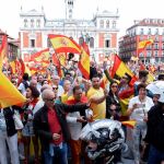 Miles de vallisoletanos salieron a la calle portando banderas de España