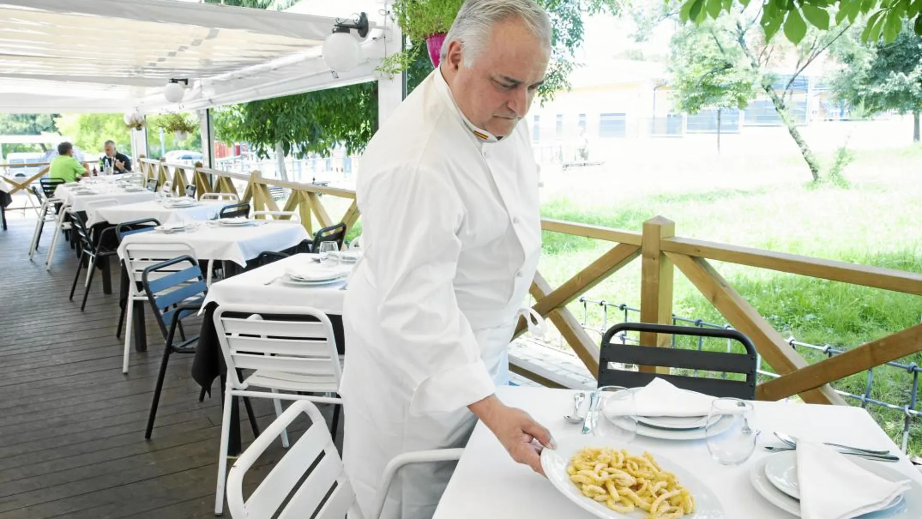 Antonio Cosmen es el alma de Cruz Blanca Vallecas, una gran casa de comidas que en verano cuenta con un apetecible espacio al aire libre/ Jesús G. Feria
