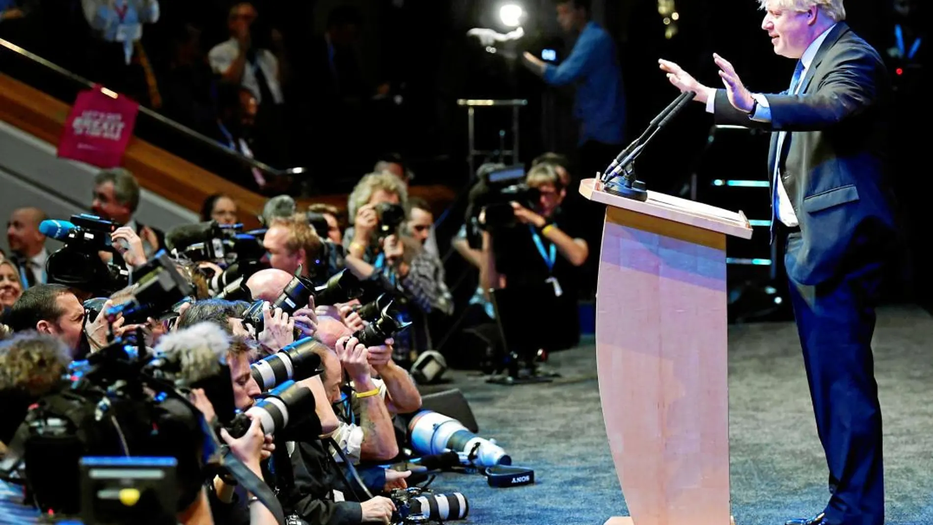 El ex ministro de Exteriores Boris Johnson se dirige a la Prensa y a los más de mil «tories» expectantes de su discurso en plena conferencia anual del Partido Conservador, ayer en Birmingham