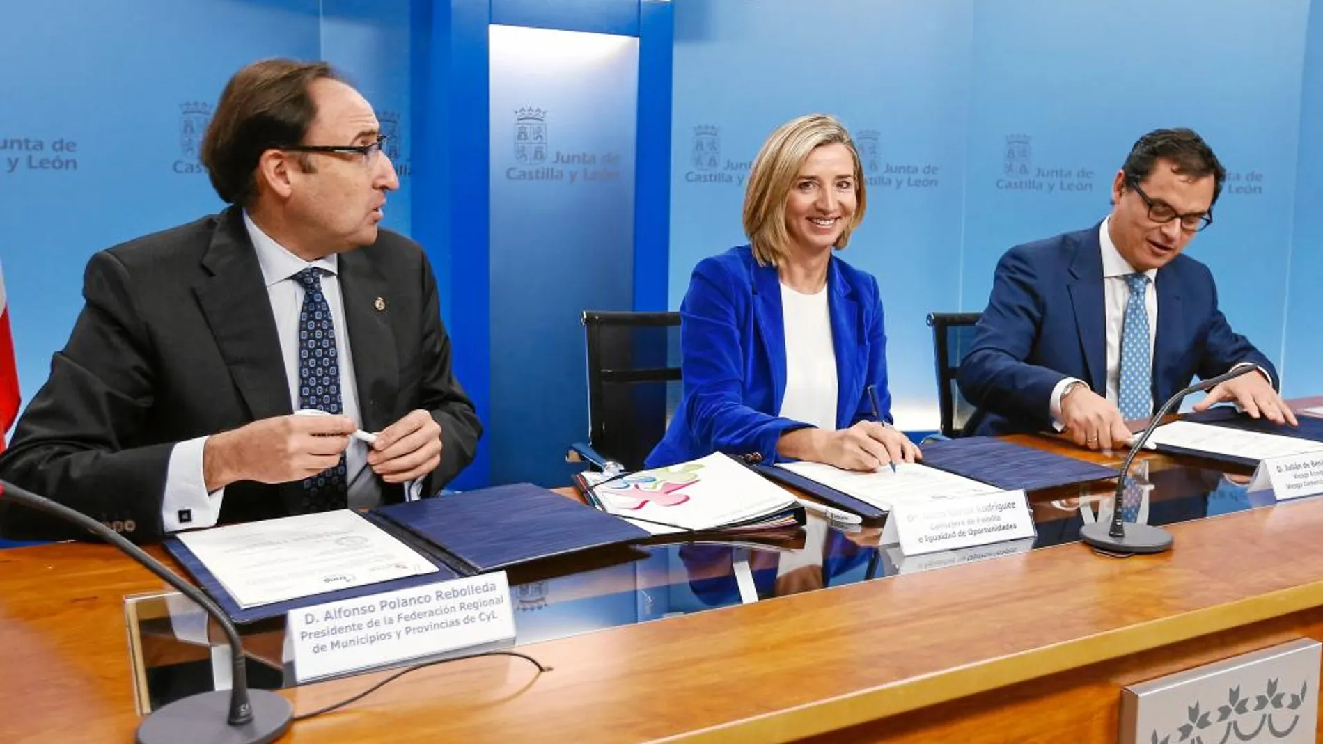 La consejera Alicia García; el presidente de la FRMP, Alfonso Polanco; y Julián de Benito suscriben el convenio.