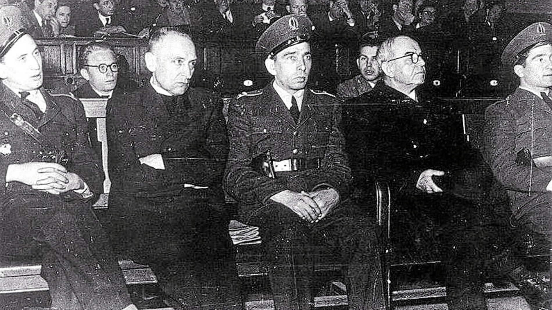 El cardenal, entre dos guardias, durante su comparecencia ante el tribunal que le juzgaba en 1949