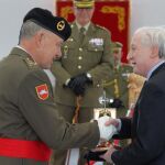 El presidente de la Fundación Atapuerca, Antonio Méndez Pozo, recoge el premio de manos del general jefe de la División San Marcial, Antonio Ruiz Olmos