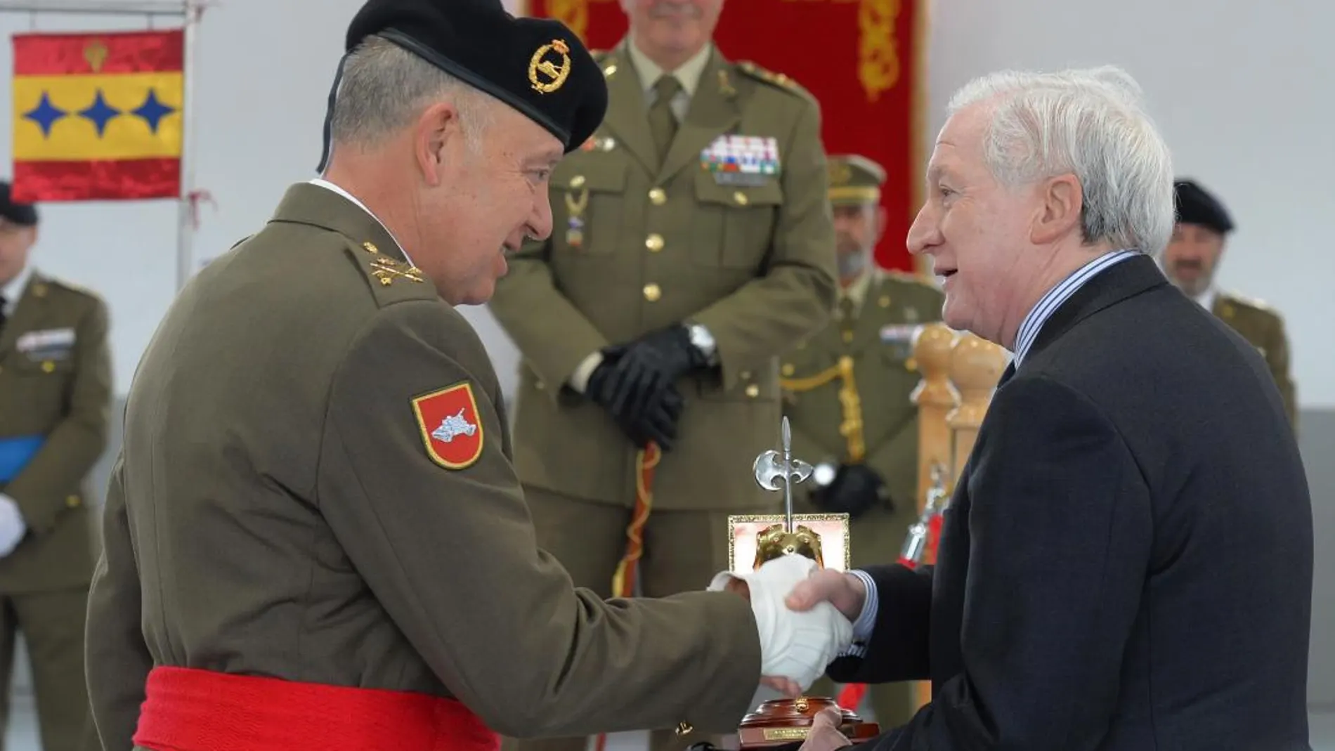 El presidente de la Fundación Atapuerca, Antonio Méndez Pozo, recoge el premio de manos del general jefe de la División San Marcial, Antonio Ruiz Olmos