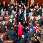 La nueva portavoz de la Cámara de Representantes, la veterana Nancy Pelosi recibe los aplausos de los legisladores tras superar la votación