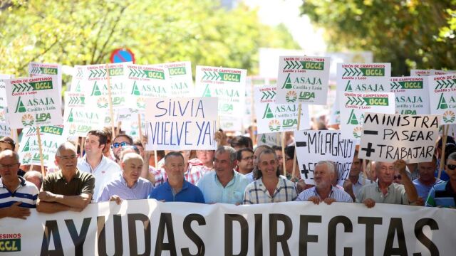 Cabecera de la protesta con los líderes agrarios Donaciano Dujo, Aurelio González y Jesús Manuel González Palacín, entre otros