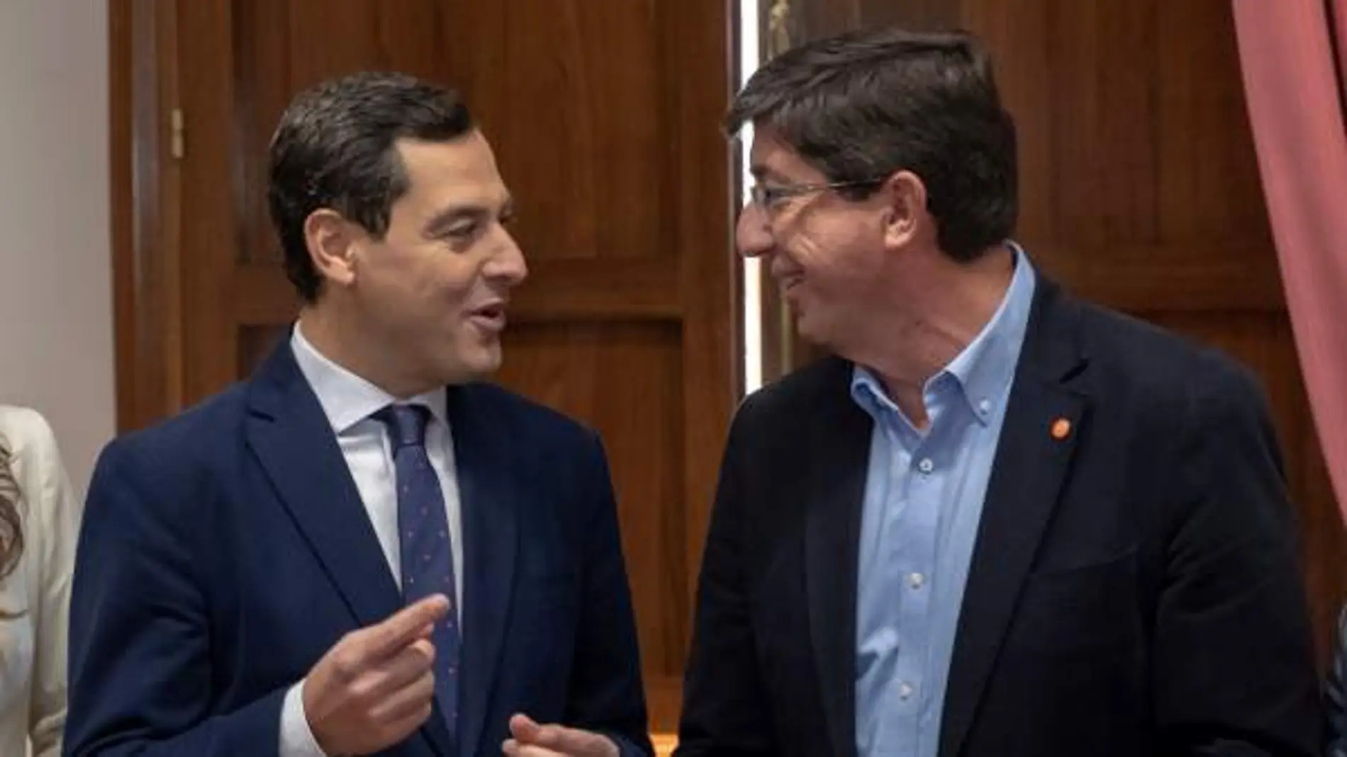 Los líderes Juanma Moreno y Juan Marín admiten que las negociaciones para dar forma a su Gobierno de 47 diputados sólo están a falta de «flecos»