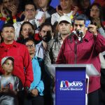 El presidente venezolano, Nicolás Maduro, rodeado de sus seguidores a las afueras del Palacio de Miraflores en Caracas, Venezuela / Reuters