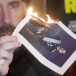 El concejal de la CUP en el Ayuntamiento de Barcelona Josep Garganté quema una foto del Rey durante una protesta el pasado lunes