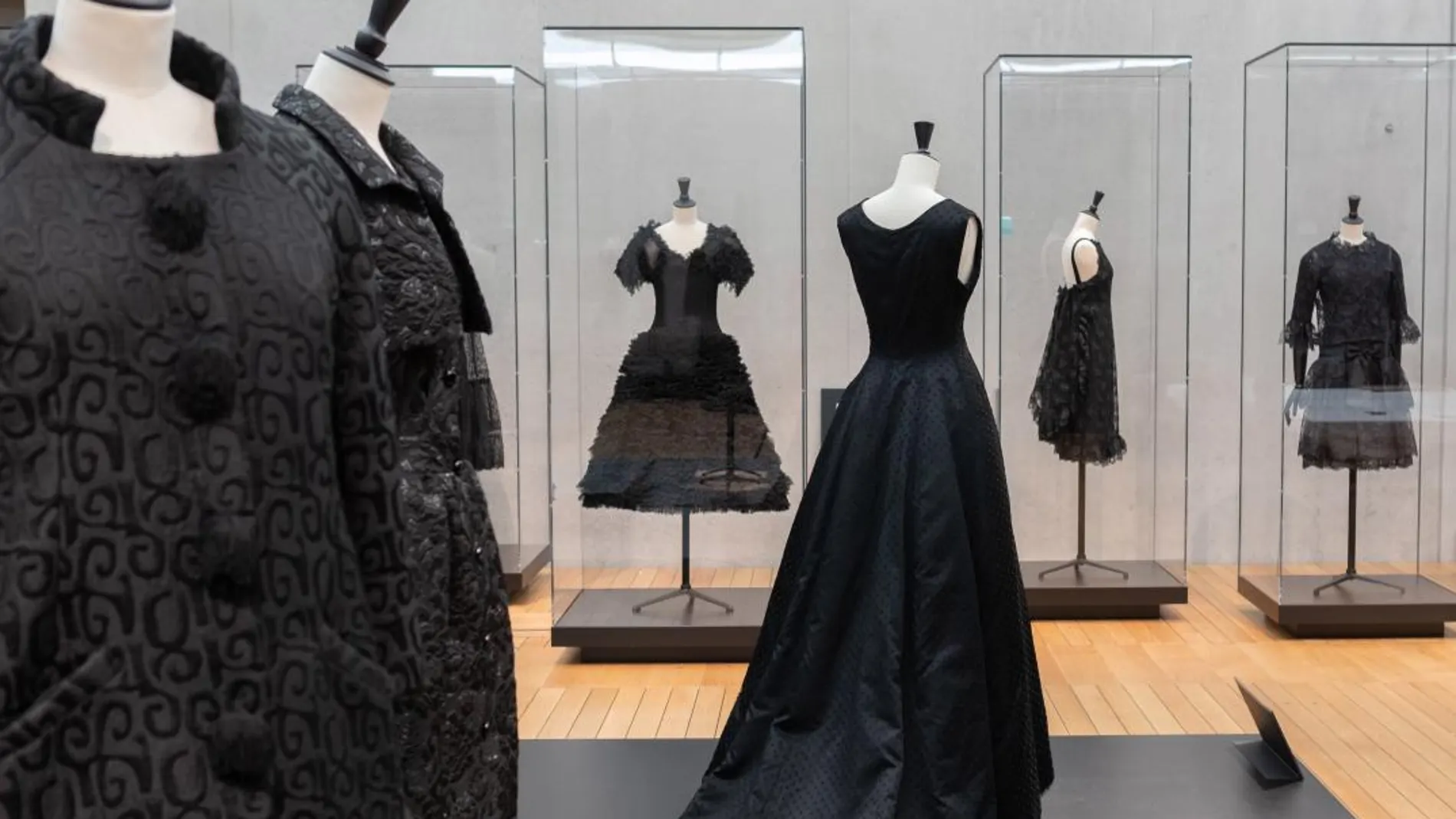 Exposición «Balenciaga in Black» en el Museo de Arte de de Kimbell / Foto: Ap