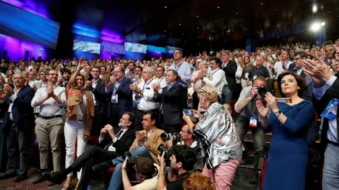 La exministra María Dolores de Cospedal, es aplaudida después de que el candidato a presidir el PP Pablo Casado, haya iniciado su discurso dando las gracias a todos los miembros de la dirección del partido