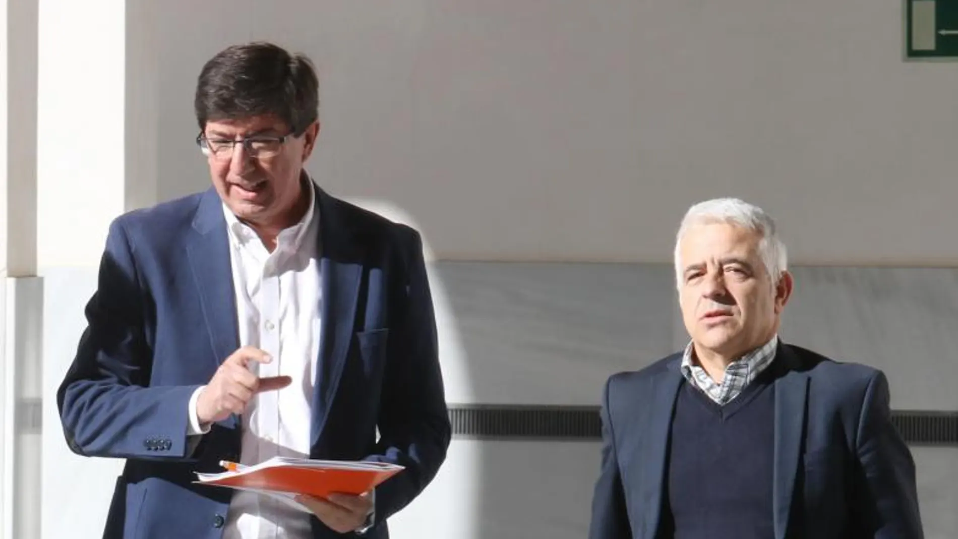 Juan Marín, junto a José Antonio Funes, en el Parlamento de Andalucía