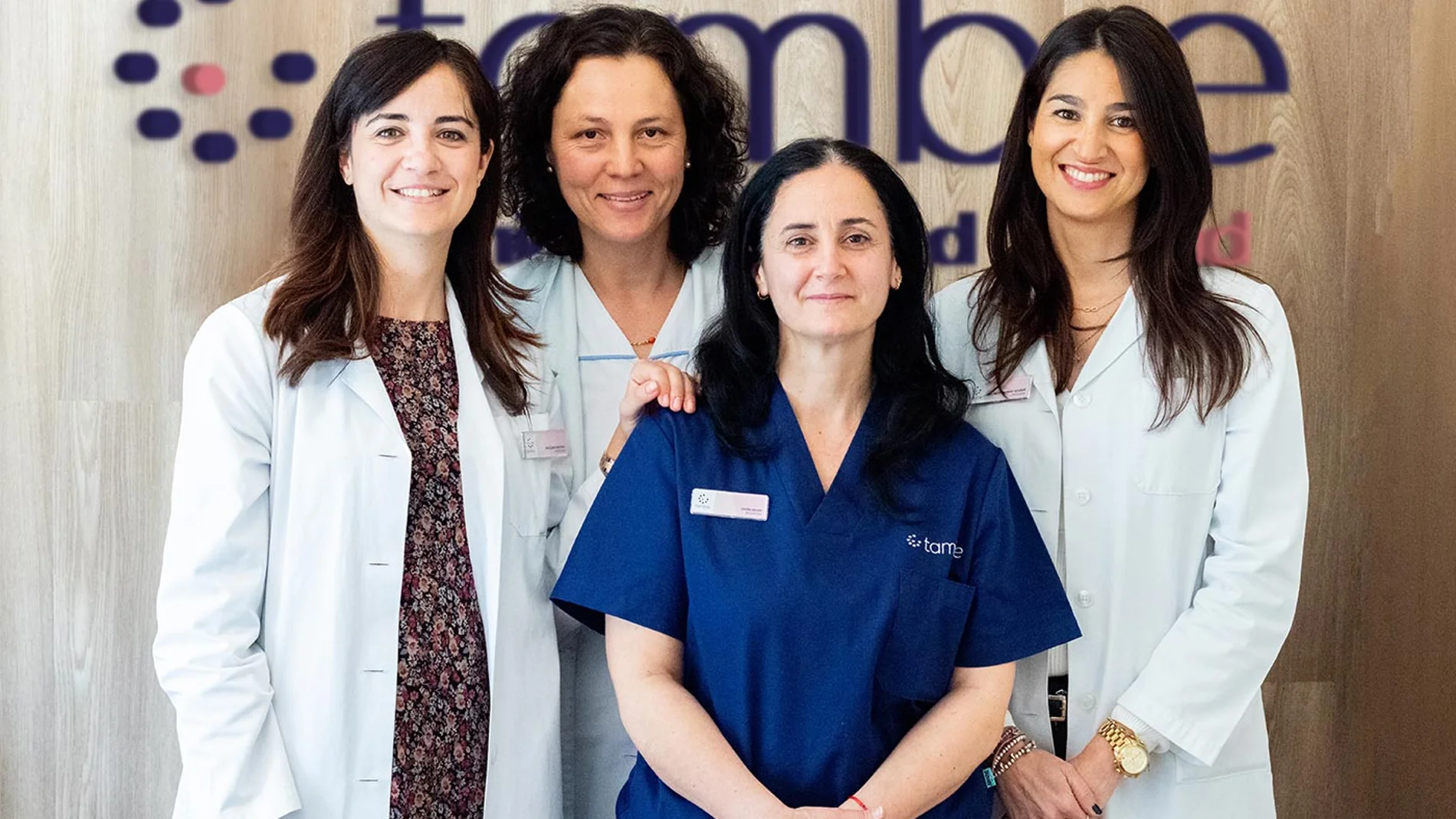 De izquierda a derecha: la Dra. Elena Santiago, Maribel Carrasco, enfermera, Susana Cortes, Directora de Laboratorio, y la Dra. Silvia Moreno, psicóloga de Clínica Tambre.
