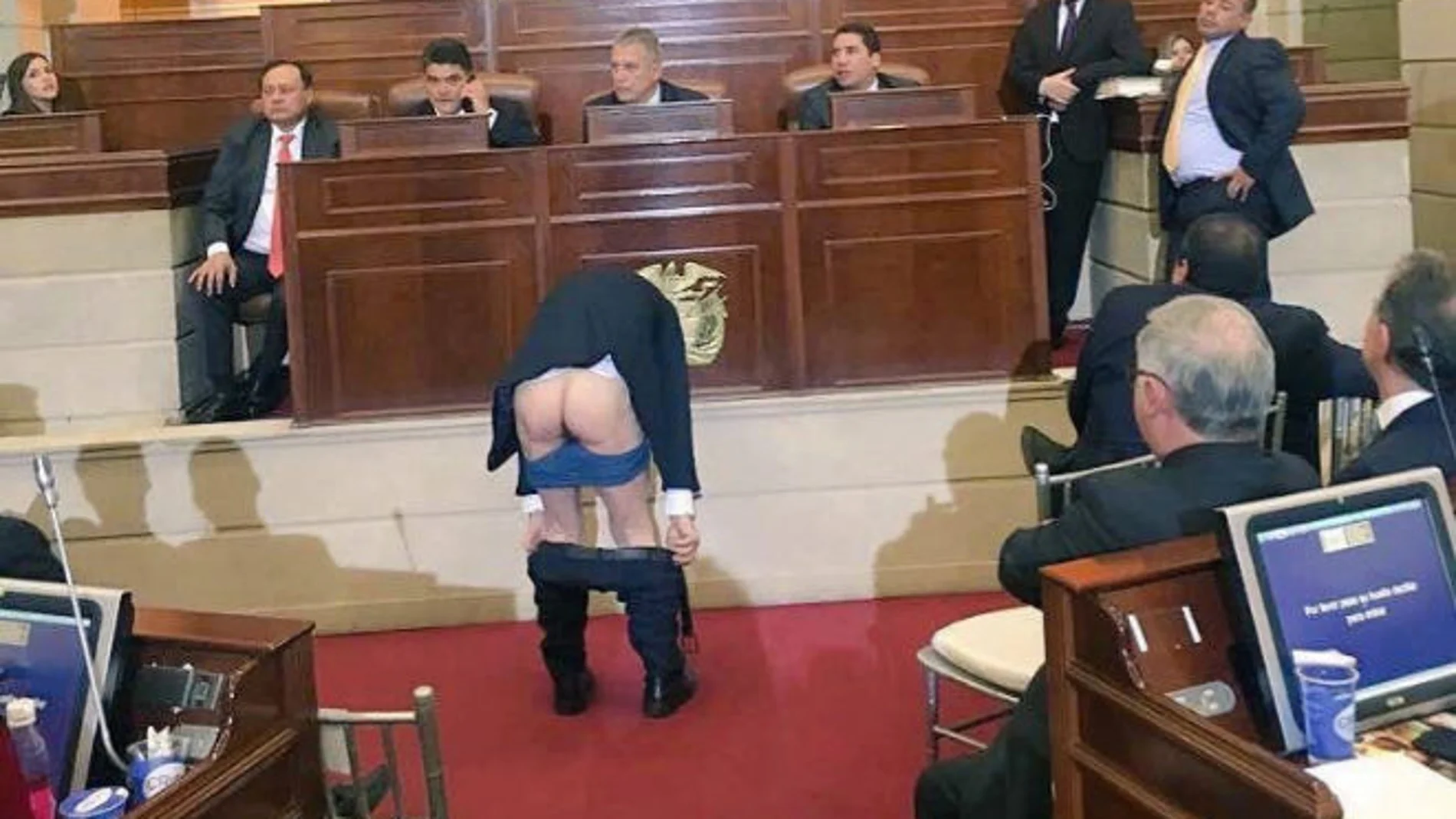 Así, Mockus se acercó a la parte delantera, se desabrochó el pantalón y se lo bajó con los calzoncillos para finalmente mostrar su trasero a los demás congresistas. Foto: Twitter