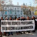 El colectivo de periodistas durante la concentración bajo el lema «Nuestro secreto profesional, tu derecho a la información» frente al Tribunal Supremo