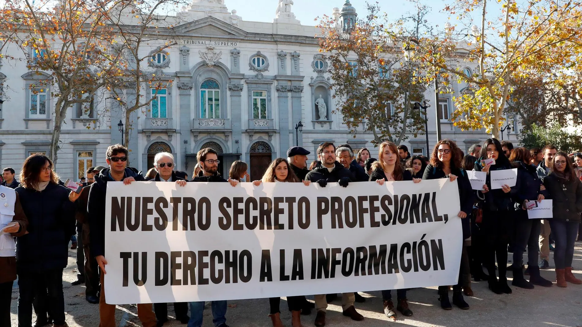 El colectivo de periodistas durante la concentración bajo el lema «Nuestro secreto profesional, tu derecho a la información» frente al Tribunal Supremo