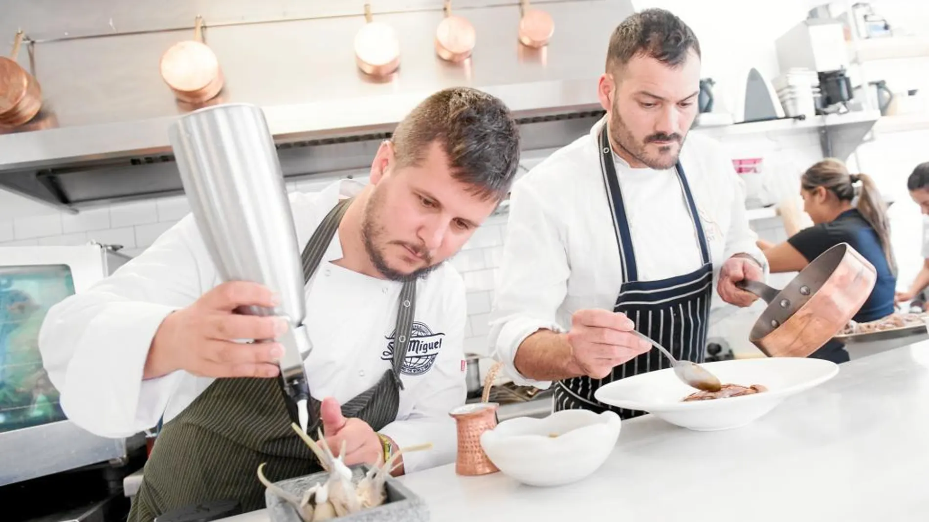 Castrillón y Alonso miman los productos que llegan a su cocina con el fin de lograr el máximo sabor