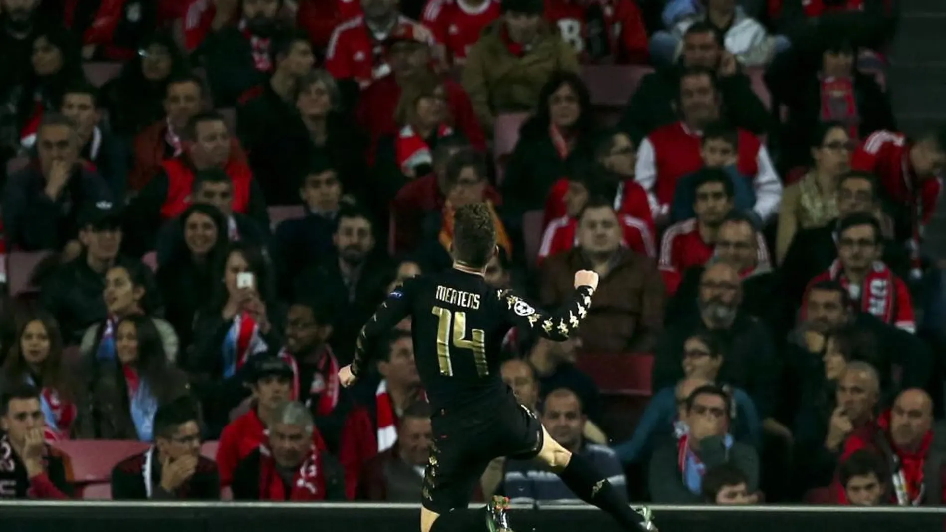 El jugador del Nápoles Dries Mertens celebra un gol ante el Benfica hoy, martes 6 de diciembre de 2016, durante el juego de la Liga de Campeones por el Grupo B, que se disputa en el Estadio Luz de Lisboa, Portugal.