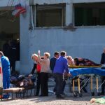 Los servicios de Emergencias atienden a varios heridos frente al instituto politécnico de la ciudad de Kerch/Foto: Efe