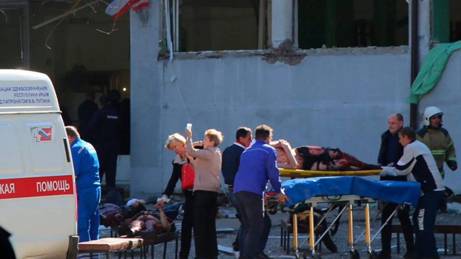 Los servicios de Emergencias atienden a varios heridos frente al instituto politécnico de la ciudad de Kerch/Foto: Efe