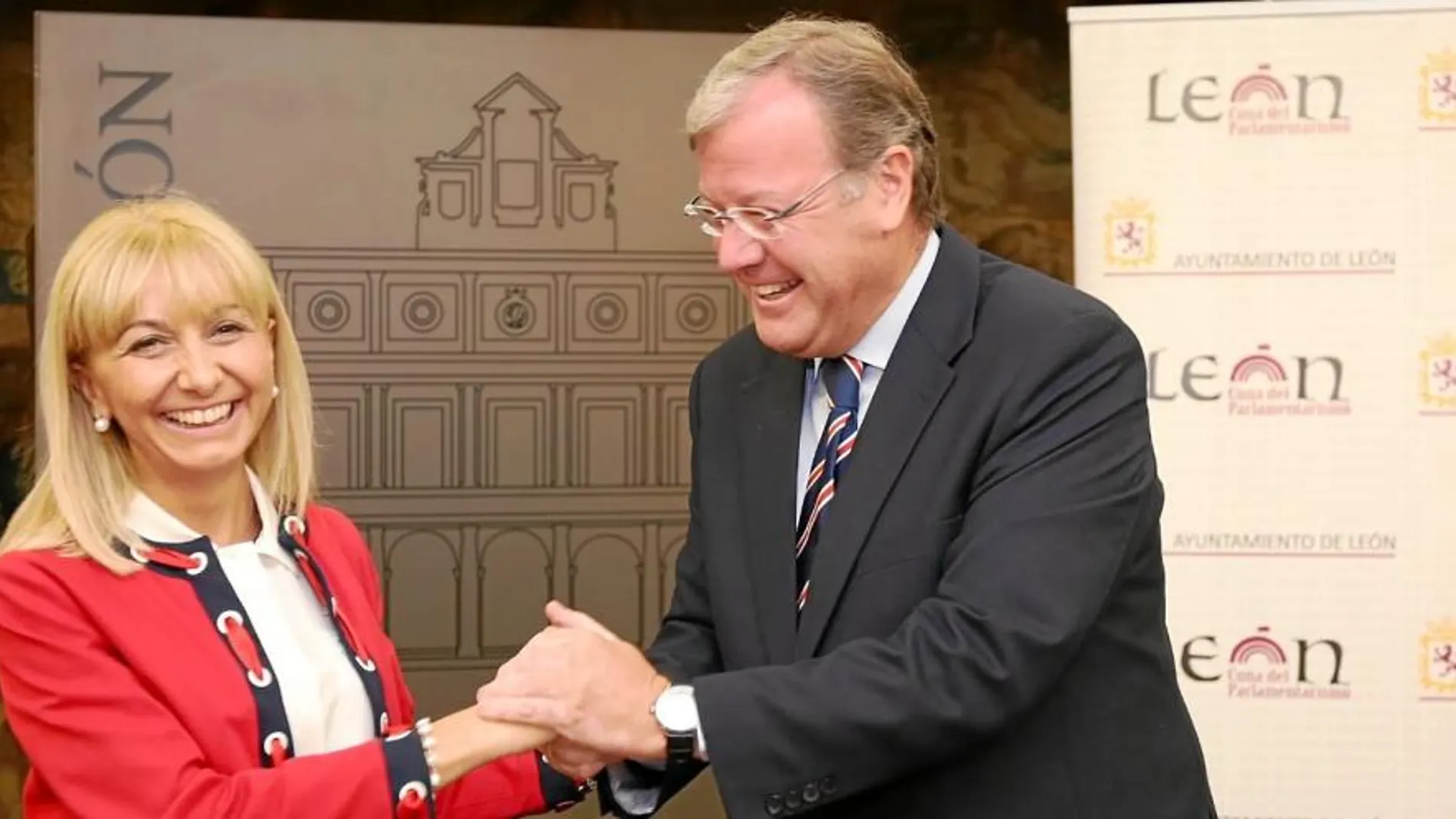 El alcalde de León, Antonio Silván, junto a la alcaldesa de San Andrés del Rabanedo, María Eugencia Gancedo, tras firmar el convenio de colaboración