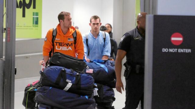 Jack Conger y Gunnar Bentz, dos de los nadadores que fingieron un atraco junto a Lochte, camino de Miami