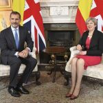 El Rey Felipe junto a la primera ministra británica, Theresa May, en el 10 de Downing Street