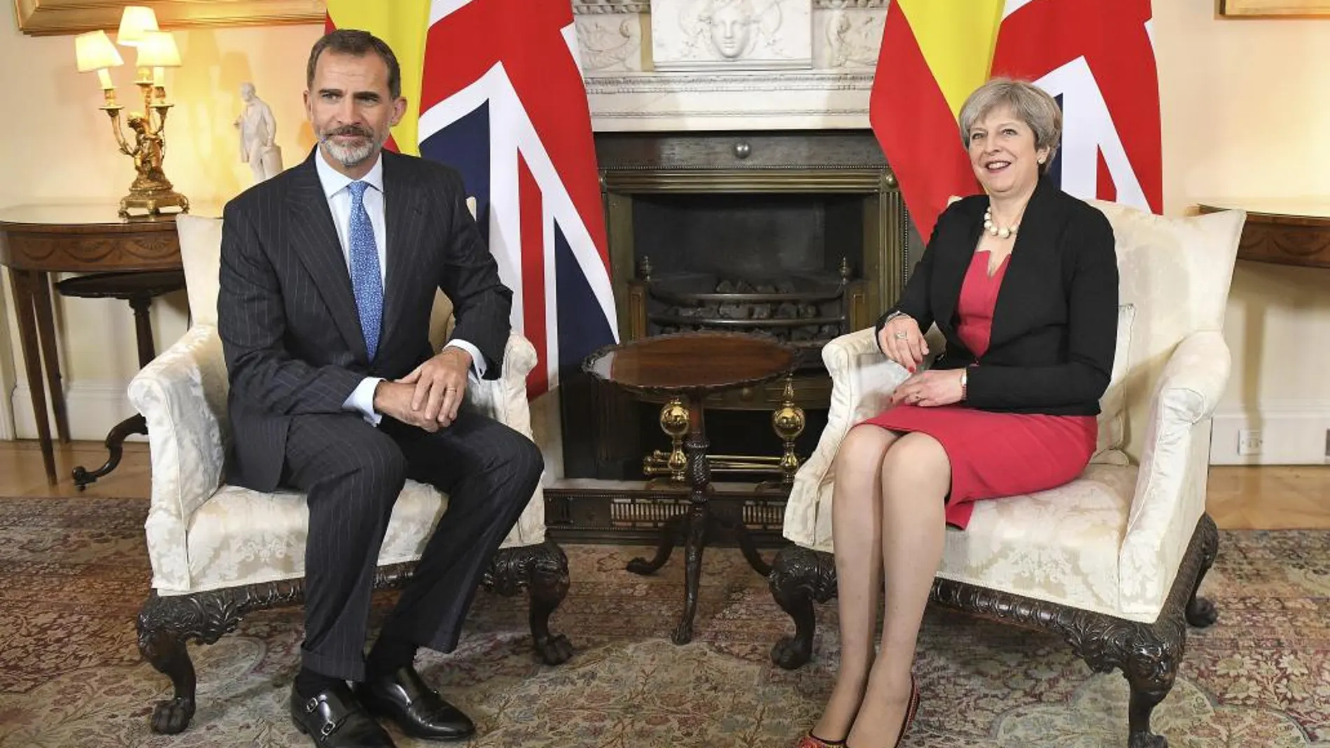 El Rey Felipe junto a la primera ministra británica, Theresa May, en el 10 de Downing Street
