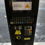 Detalle del mensaje que aparece en los parquímetros del centro de Madrid con la prohibición de aparcar por episodios de contaminación