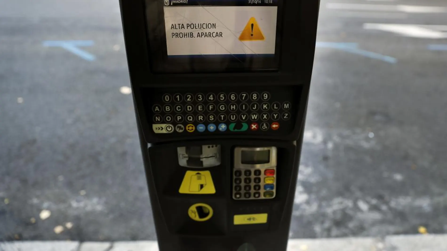 Detalle del mensaje que aparece en los parquímetros del centro de Madrid con la prohibición de aparcar por episodios de contaminación