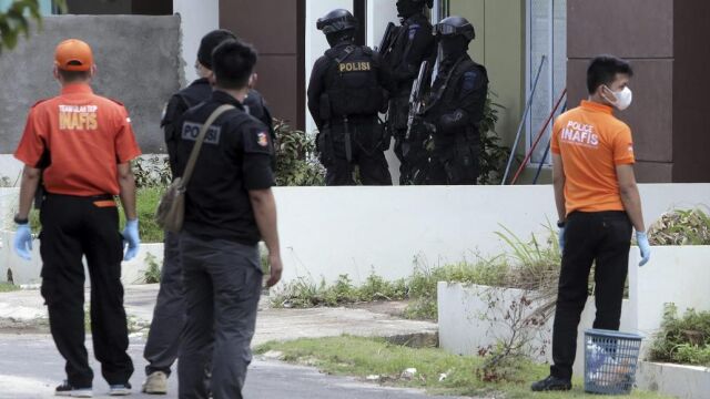 Un escuadrón antiterrorista de la policía indonesia busca alguna evidencia durante una redada en un área residencial en Batam.