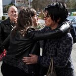 La parlamentaria de EH Bildu, Maddalen Iriarte (d), saluda a la hija de Isaías Carrasco