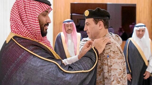 El príncipe heredero saudí, Mohamed Bin Salman, condecora a un almirante de la fuerza naval, ayer en Riad