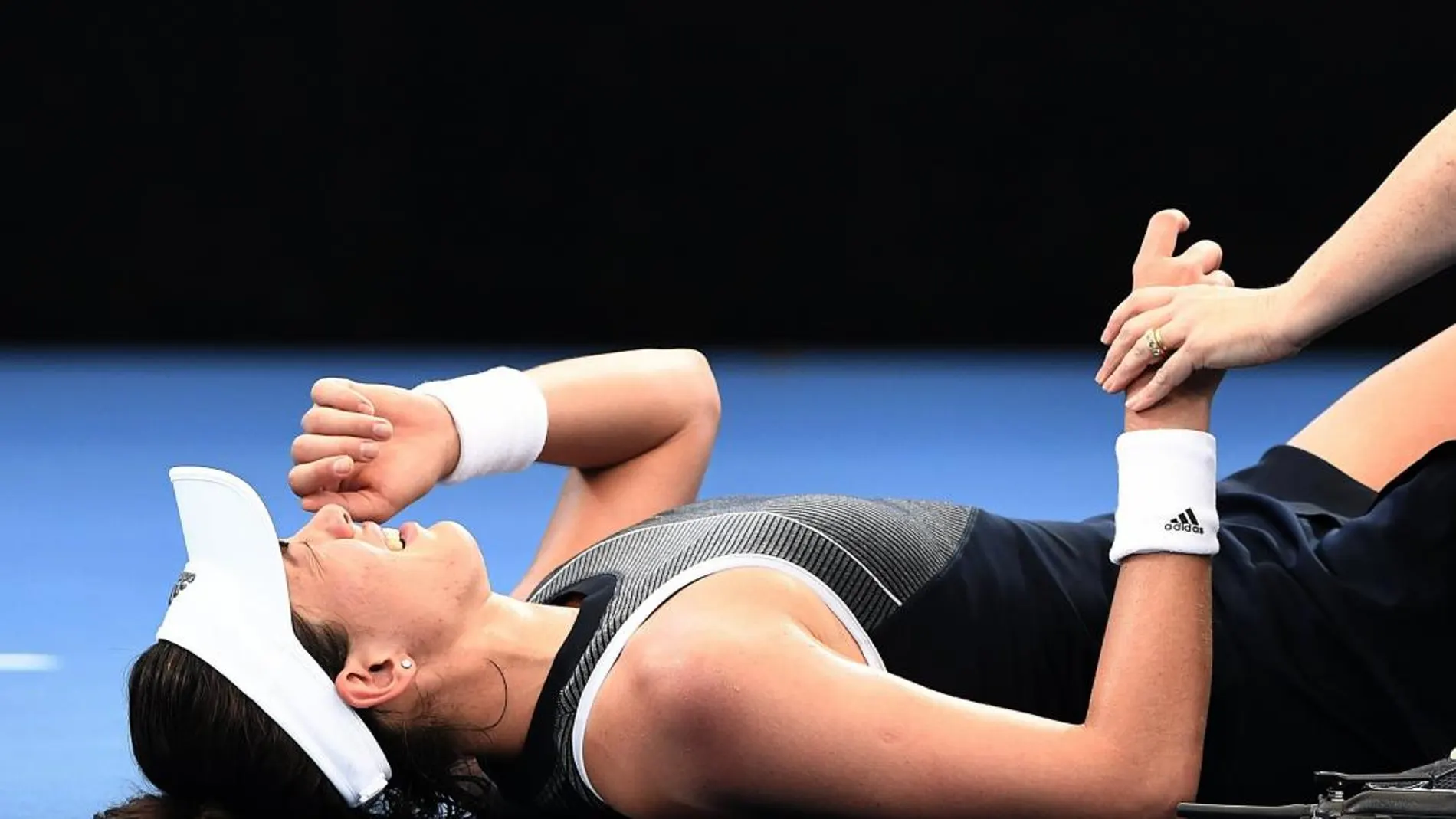 Garbine, en el momento de sufrir los calambres que la obligaron a abandonar el partido