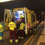 Los servicios de Emergencia de Madrid trasladan al hospital al novio de la fallecida.