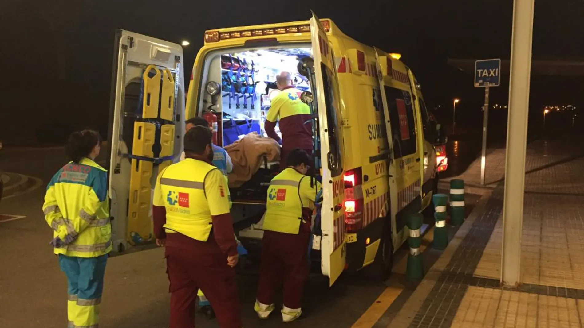 Los servicios de Emergencia de Madrid trasladan al hospital al novio de la fallecida.