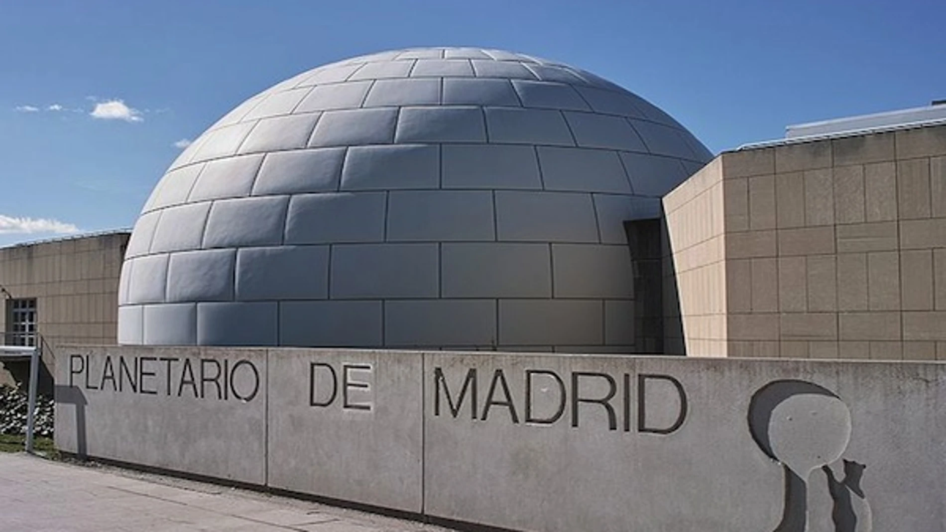 La alcaldesa de Madrid, Manuela Carmena, y el director de Relaciones Institucionales de la Fundación La Caixa, Fernando Pastor, han visitado hoy el nuevo Planetario de Madrid.